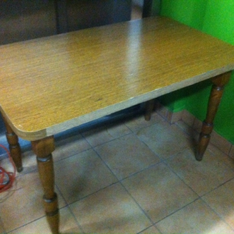 stół z nogami drewniany