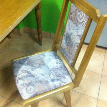 krzesełko tapicerowane